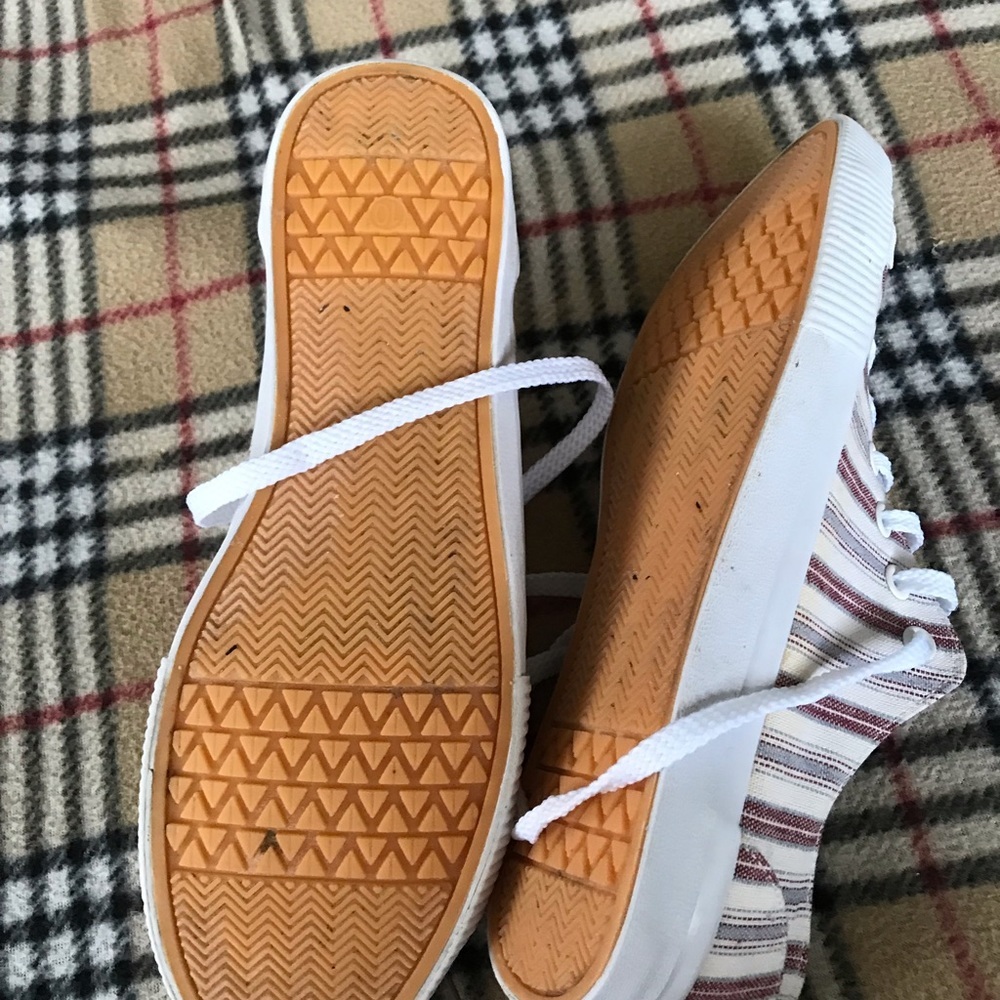 Universal thread shoes size 10 - Picture 4 of 5